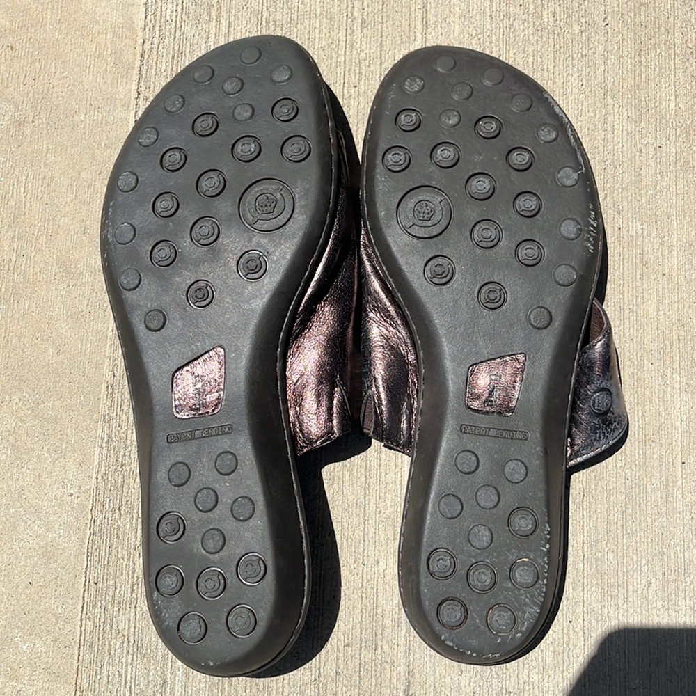 Women’s BORN Size 11 Metallic Brown Leather Toe-Loop Sandals great condition - Picture 3 of 5